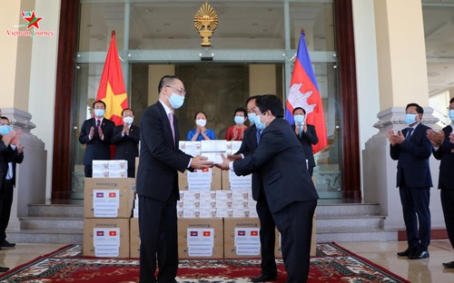Bàn giao vật tư y tế Quốc hội Việt Nam trao tặng Quốc hội, Thượng viện Campuchia - ảnh 1