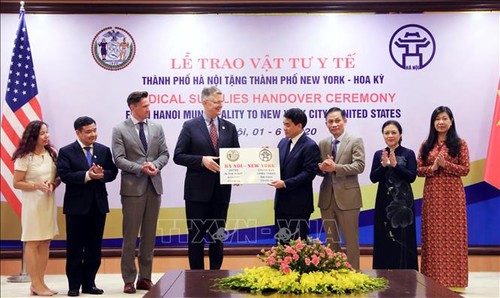Thành phố Hà Nội trao tặng thành phố New York (Hoa Kỳ) vật tư y tế phòng, chống dịch COVID-19 - ảnh 1