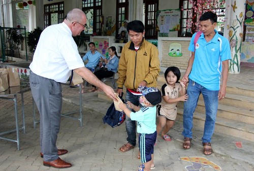 Đại sứ Bỉ tặng quà cho 6.200 trẻ mầm non ở một số tỉnh miền Trung - ảnh 1