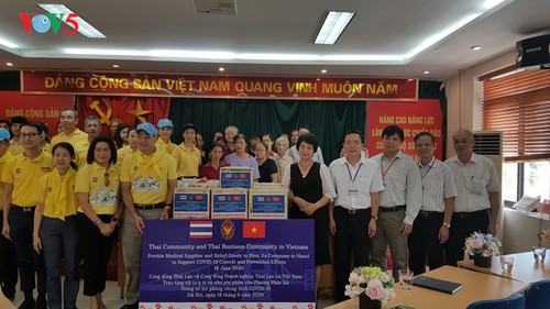 Cộng đồng Thái Lan tại Hà Nội tặng quà cho các gia đình hoàn cảnh khó khăn - ảnh 2