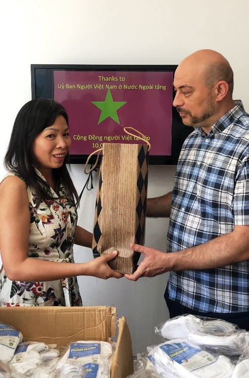 Trao tặng khẩu trang cho cộng đồng người Việt tại Cộng hòa Síp - ảnh 2