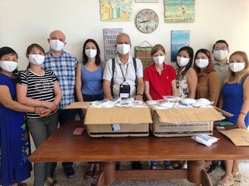 Trao tặng khẩu trang cho cộng đồng người Việt tại Cộng hòa Síp - ảnh 1