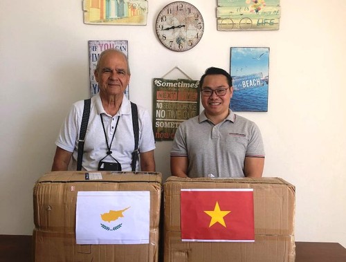 Trao tặng khẩu trang cho cộng đồng người Việt tại Cộng hòa Síp - ảnh 11