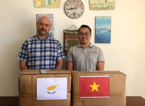 Trao tặng khẩu trang cho cộng đồng người Việt tại Cộng hòa Síp - ảnh 10