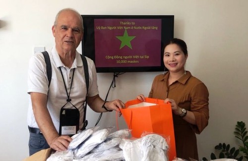 Trao tặng khẩu trang cho cộng đồng người Việt tại Cộng hòa Síp - ảnh 8