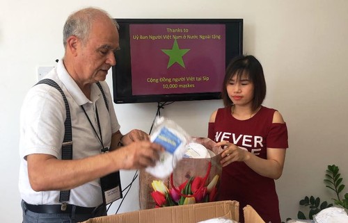Trao tặng khẩu trang cho cộng đồng người Việt tại Cộng hòa Síp - ảnh 5