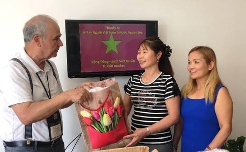 Trao tặng khẩu trang cho cộng đồng người Việt tại Cộng hòa Síp - ảnh 4