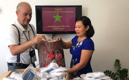 Trao tặng khẩu trang cho cộng đồng người Việt tại Cộng hòa Síp - ảnh 3
