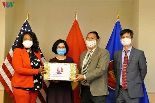 Đại sứ quán Việt Nam trao tặng khẩu trang cho Thủ đô Washington - ảnh 1