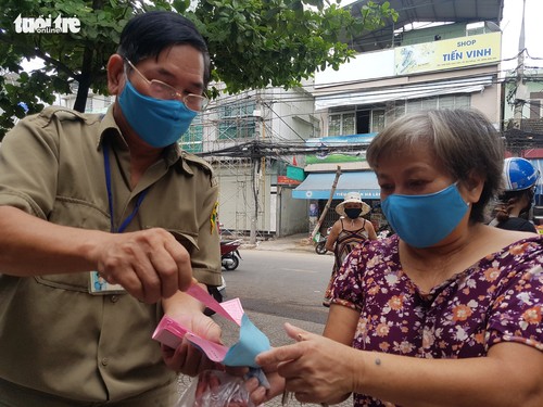 Đà Nẵng: Ngày đầu tiên người dân đi chợ bằng Thẻ vào chợ - ảnh 1
