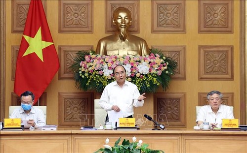 Thủ tướng Nguyễn Xuân Phúc chủ trì họp Tiểu ban kinh tế xã hội - ảnh 1