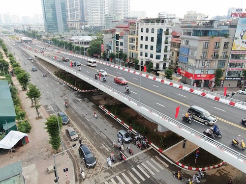 Thông xe cầu vượt nút giao đường Hoàng Quốc Việt - Nguyễn Văn Huyên - ảnh 1