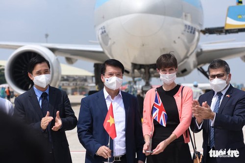 Gần 120 nghìn liều vaccine ngừa COVID-19 đầu tiên đã về đến sân bay Tân Sơn Nhất - ảnh 1