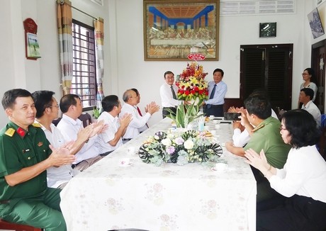 Lãnh đạo tỉnh Vĩnh Long chúc mừng Lễ Phục sinh năm 2021 - ảnh 1