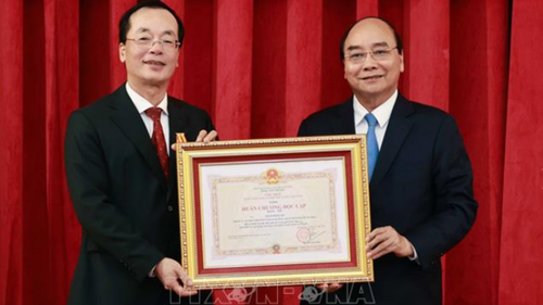 Chủ tịch nước Nguyễn Xuân Phúc trao Huân chương cho nguyên lãnh đạo Bộ Xây dựng - ảnh 1