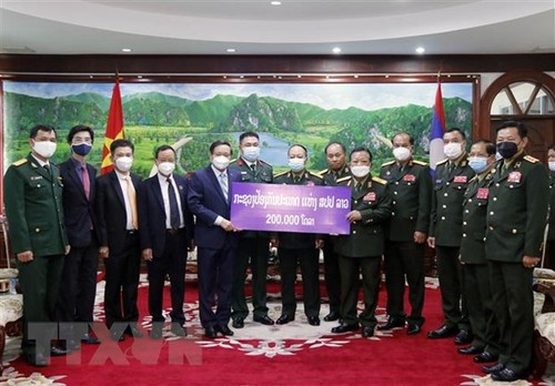 Bộ Quốc phòng Lào ủng hộ 200.000 USD cho Quỹ phòng chống COVID-19 của Việt Nam - ảnh 1