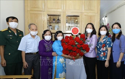 Phó Chủ tịch nước Võ Thị Ánh Xuân thăm các gia đình tiêu biểu tại Hà Nội - ảnh 1