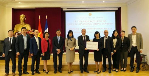 Cộng đồng người Việt và bạn bè Pháp trao tiền ủng hộ Quỹ Vaccine Việt Nam - ảnh 1