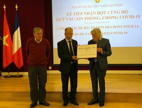 Cộng đồng người Việt và bạn bè Pháp trao tiền ủng hộ Quỹ Vaccine Việt Nam - ảnh 2