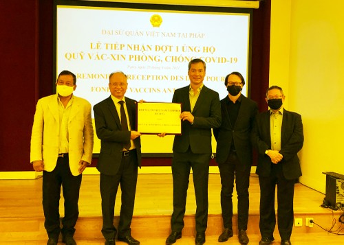 Cộng đồng người Việt và bạn bè Pháp trao tiền ủng hộ Quỹ Vaccine Việt Nam - ảnh 3
