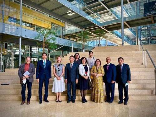 Đại sứ Việt Nam tại Thụy Sĩ thăm, làm việc với Cơ quan dự báo Khoa học và Ngoại giao Geneva - ảnh 1