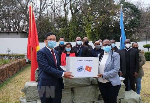 Người Việt Nam ở Nam Phi hỗ trợ khẩu trang cho Namibia và Botswana - ảnh 1