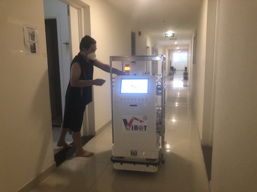 Ứng dụng robot thay thế nhân viên y tế tại bệnh viện dã chiến ở TPHCM - ảnh 1