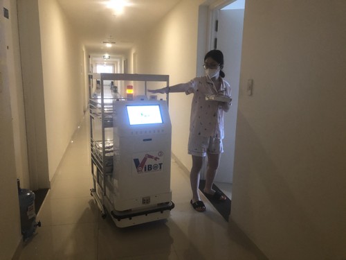 Ứng dụng robot thay thế nhân viên y tế tại bệnh viện dã chiến ở TPHCM - ảnh 2