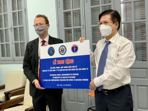 Việt Nam tiếp nhận tủ lạnh âm sâu từ Hoa Kỳ để lưu trữ vắc xin Pfizer - ảnh 1