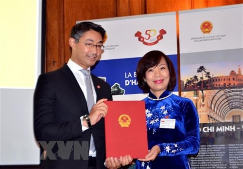 Trao quyết định chính thức bổ nhiệm Lãnh sự danh dự đầu tiên của Việt Nam tại Thụy Sĩ và Hội thảo về Việt Nam - ảnh 1