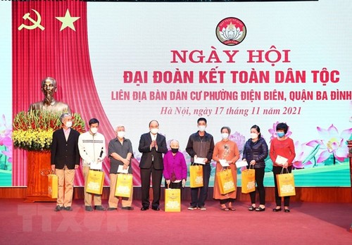 Chủ tịch nước Nguyễn Xuân Phúc dự Ngày hội Đại đoàn kết toàn dân tộc tại phường Điện Biên, Hà Nội - ảnh 1