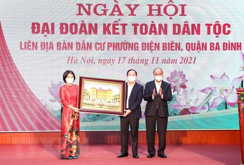 Chủ tịch nước Nguyễn Xuân Phúc dự Ngày hội Đại đoàn kết toàn dân tộc tại phường Điện Biên, Hà Nội - ảnh 2