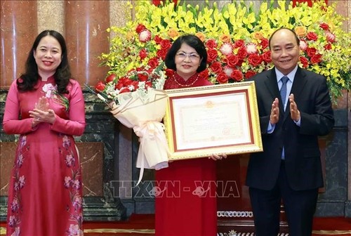 Chủ tịch nước Nguyễn Xuân Phúc trao Huân chương Độc lập cho nguyên Phó Chủ tịch nước Đặng Thị Ngọc Thịnh - ảnh 1