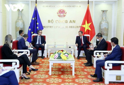 Bộ trưởng Bộ Công an Tô Lâm tiếp Đại sứ Trưởng phái đoàn Liên minh châu Âu tại Việt Nam - ảnh 1