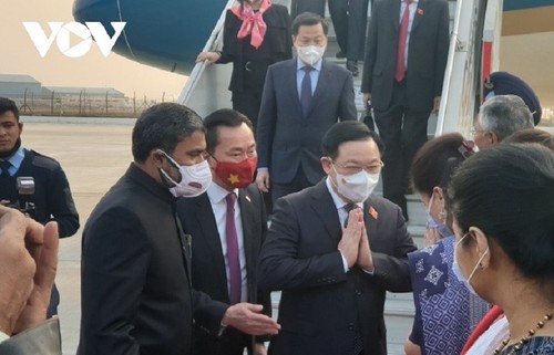 Chủ tịch Quốc hội Vương Đình Huệ thăm cộng đồng người Việt Nam tại Ấn Độ - ảnh 1