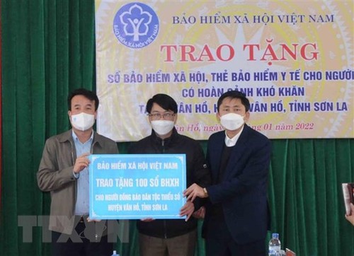 Bảo hiểm Xã hội Việt Nam mang Tết ấm đến với người nghèo - ảnh 1