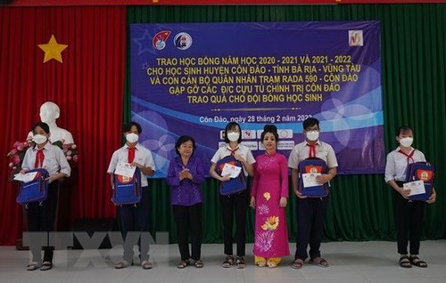 Trao học bổng Vừ A Dính cho học sinh Côn Đảo, tỉnh Bà Rịa-Vũng Tàu - ảnh 1
