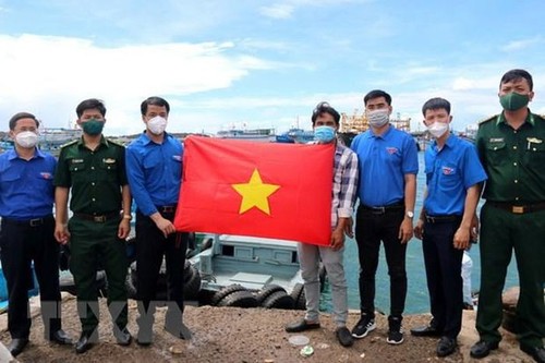 Trao tặng cờ Tổ quốc cho ngư dân huyện đảo Phú Quý, Bình Thuận - ảnh 1