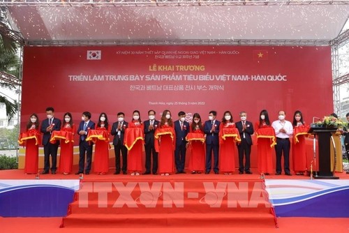 Khai trương triển lãm trưng bày sản phẩm tiêu biểu Việt Nam - Hàn Quốc - ảnh 1