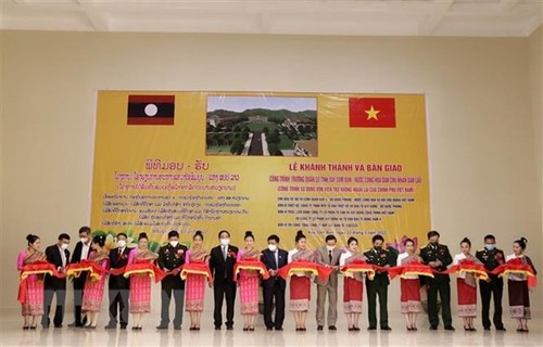 Báo chí Lào ca ngợi về tình đoàn kết đặc biệt Lào - Việt Nam - ảnh 1