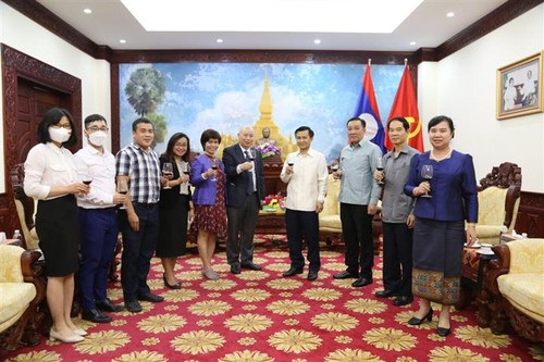Lãnh đạo VOV5 chúc mừng Bunpimay Lào 2022 tại Đại sứ quán Lào tại Việt Nam - ảnh 1