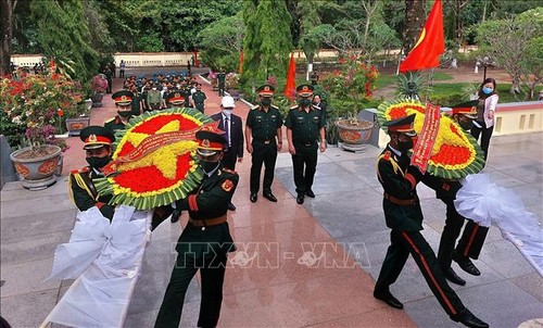 Dâng hương, tưởng niệm các anh hùng, liệt sỹ nhân kỷ niệm 50 năm Chiến thắng Đăk Tô-Tân Cảnh - ảnh 1