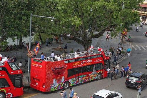 Tour ngắm cảnh Hà Nội từ xe buýt hai tầng - ảnh 1