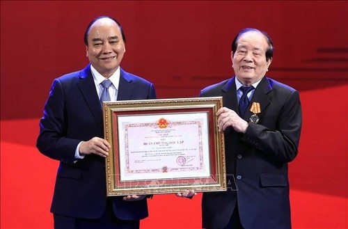 Chủ tịch nước Nguyễn Xuân Phúc trao Huân chương Độc lập hạng Nhì cho nhà thơ Hữu Thỉnh - ảnh 1