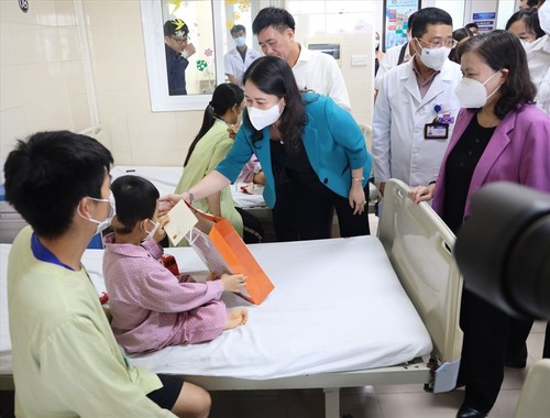 Phó Chủ tịch nước Võ Thị Ánh Xuân thăm bệnh nhi đang điều trị ung thư - ảnh 1