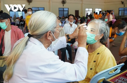 Bác sĩ Việt Nam thăm khám bệnh, phát thuốc cho người dân Lào - ảnh 4