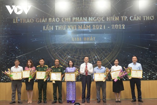 Trao Giải báo chí Phan Ngọc Hiển lần thứ XVI năm 2021-2022 - ảnh 1