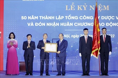 Chủ tịch nước Nguyễn Xuân Phúc trao Huân chương Lao động hạng Nhất cho Tổng công ty Dược Việt Nam - ảnh 1