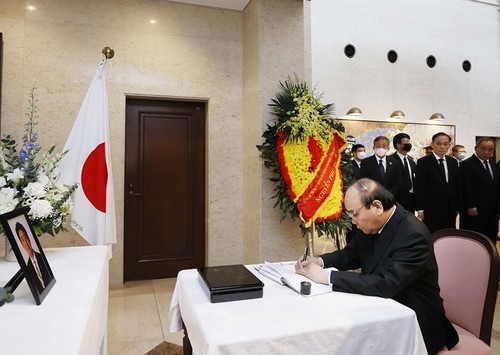 Lãnh đạo Việt Nam ghi sổ tang thương tiếc cựu Thủ tướng Nhật Abe Shinzo - ảnh 1
