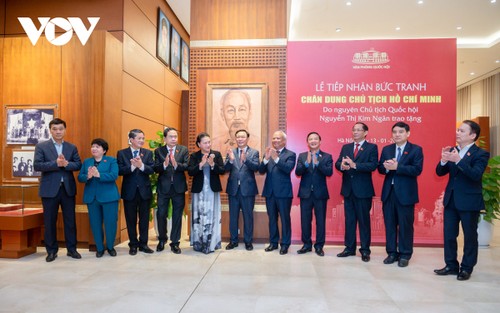 Chủ tịch Quốc hội Vương Đình Huệ tiếp nhận bức tranh vẽ Chủ tịch Hồ Chí Minh  - ảnh 2
